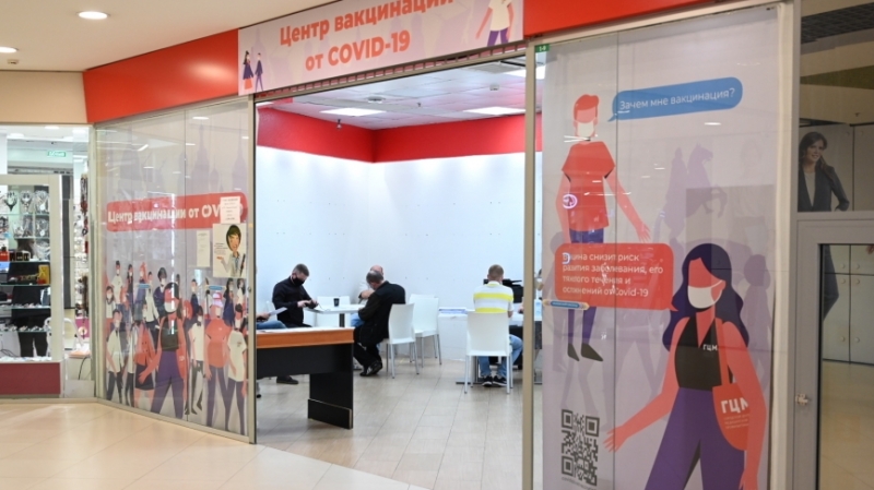 Крупный агрегат такси организовал вакцинацию водителей в Петербурге