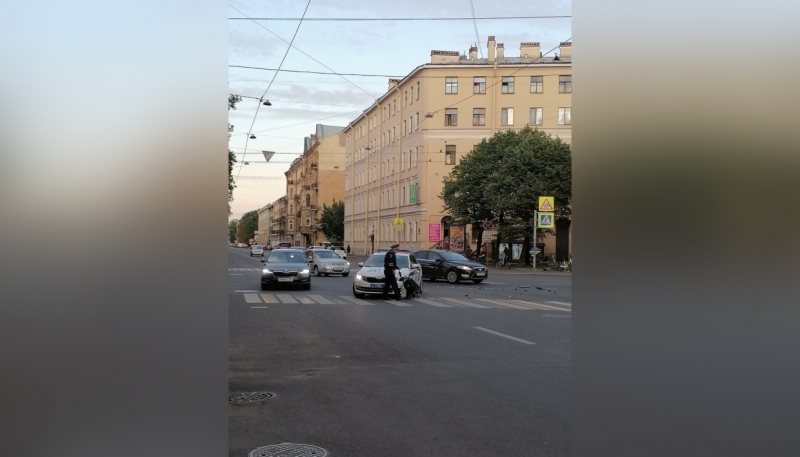 «Кто-то круто попал»: авария с автомобилем ДПС произошла на Рижском проспекте