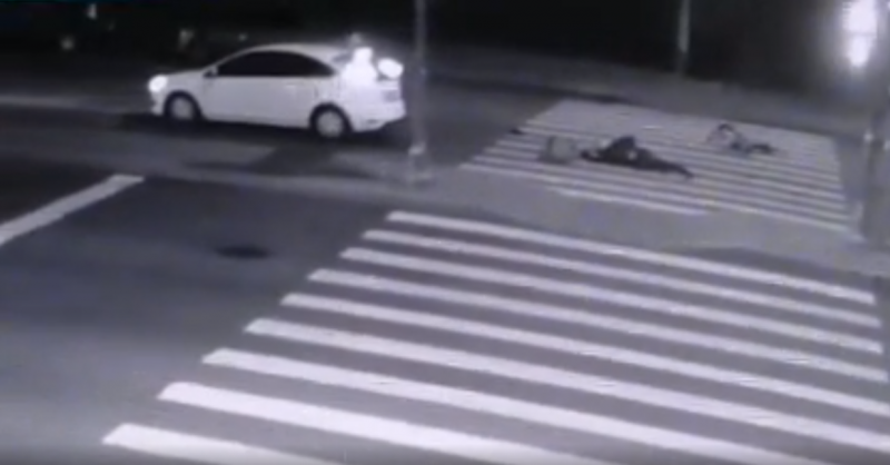 Курьера протащило через зебру во время ДТП на Васильевском острове