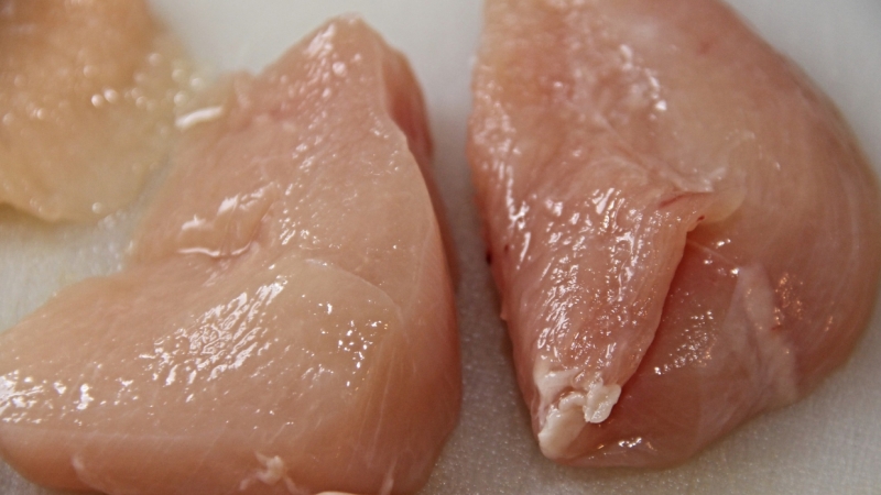 Курицу со смертельно опасной бактерией нашли в магазинах Петербурга