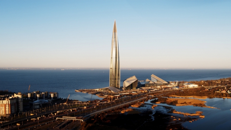 «Лахта Центр» окрасился в цвета флага России