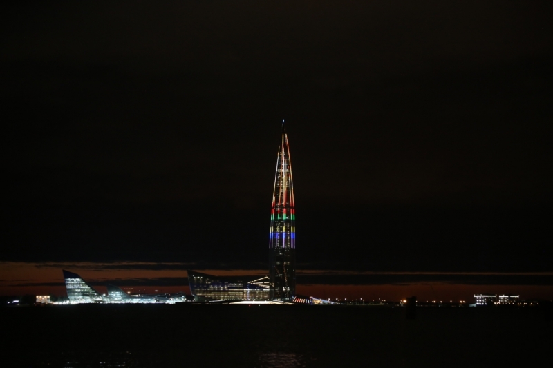 «Лахта Центр» включил «олимпийскую» подсветку