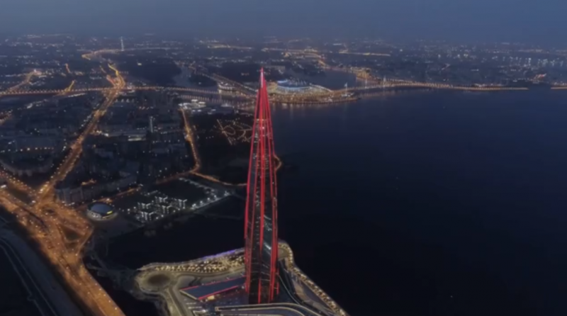 «Лахта «Центр» засиял красным в честь праздника «Алые паруса»