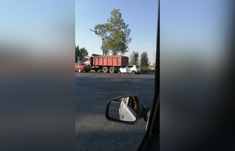 Легковушка «залезла» под самосвал на Московском шоссе