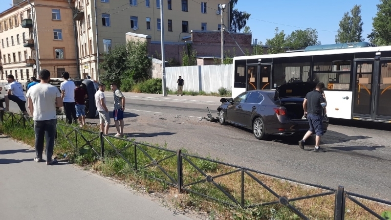 Лобовое столкновение двух легковушек заблокировало проезд по улице Салова