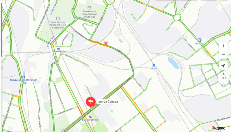 Лобовое столкновение двух легковушек заблокировало проезд по улице Салова