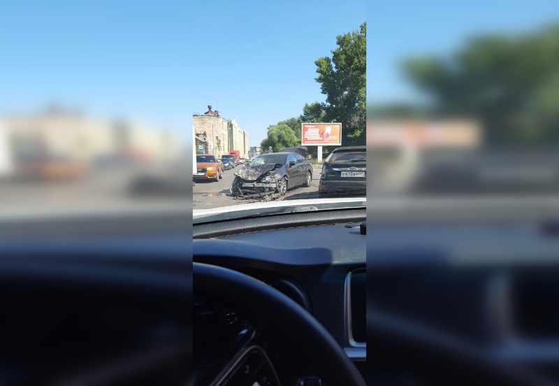 Лобовое столкновение двух легковушек заблокировало проезд по улице Салова