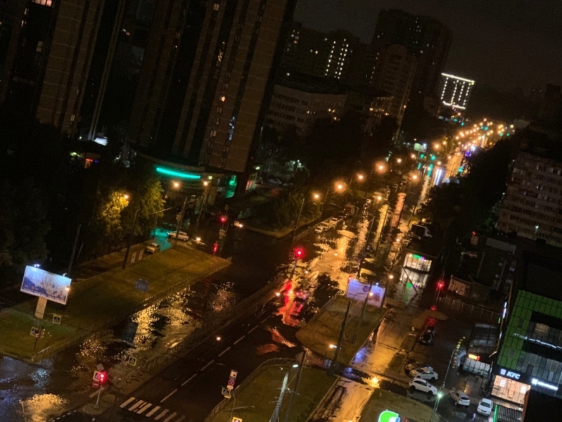 Машины на проспекте Королева затопило после ливня