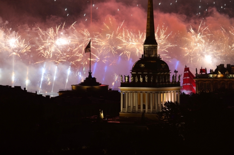 Масочный режим и ограничения: как в Петербурге прошли «Алые паруса» во время ковида
