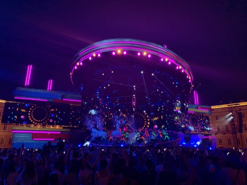 Масочный режим и ограничения: как в Петербурге прошли «Алые паруса» во время ковида