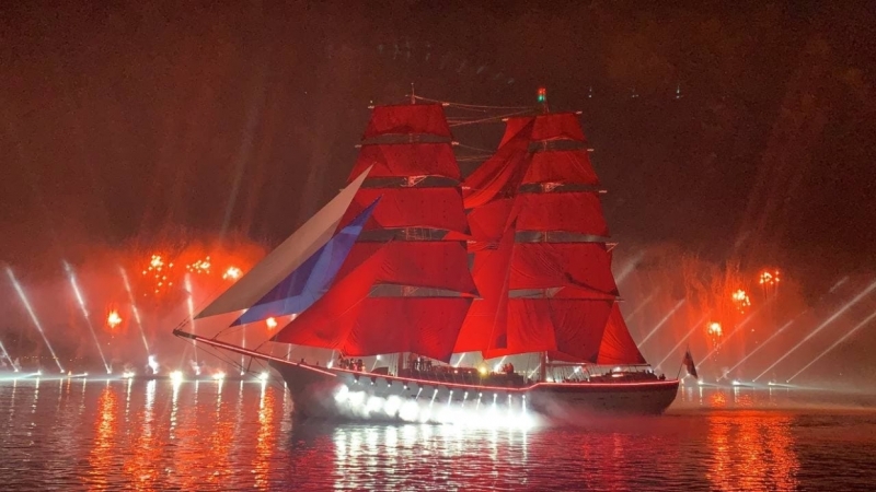 Масочный режим и ограничения: как в Петербурге прошли «Алые паруса» во время ковида