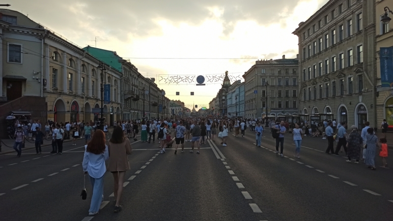 Масочный режим и ограничения: как в Петербурге прошли «Алые паруса» во время ковида
