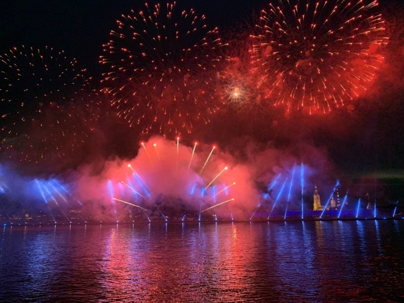 Масочный режим и ограничения: как в Петербурге прошли «Алые паруса» во время ковида