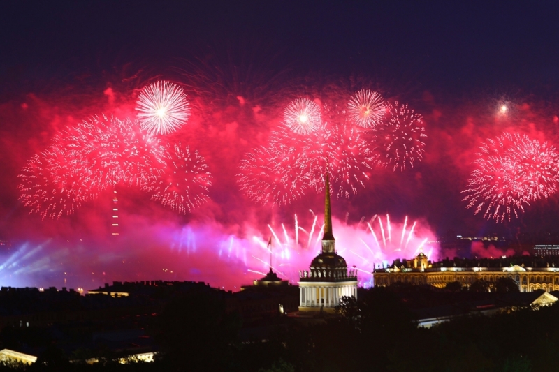 Масочный режим и ограничения: как в Петербурге прошли «Алые паруса» во время ковида