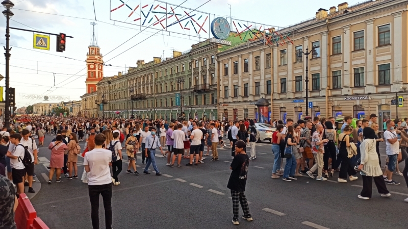 Масочный режим и ограничения: как в Петербурге прошли «Алые паруса» во время ковида