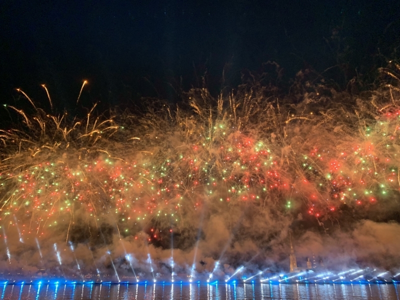 Масочный режим и ограничения: как в Петербурге прошли «Алые паруса» во время ковида