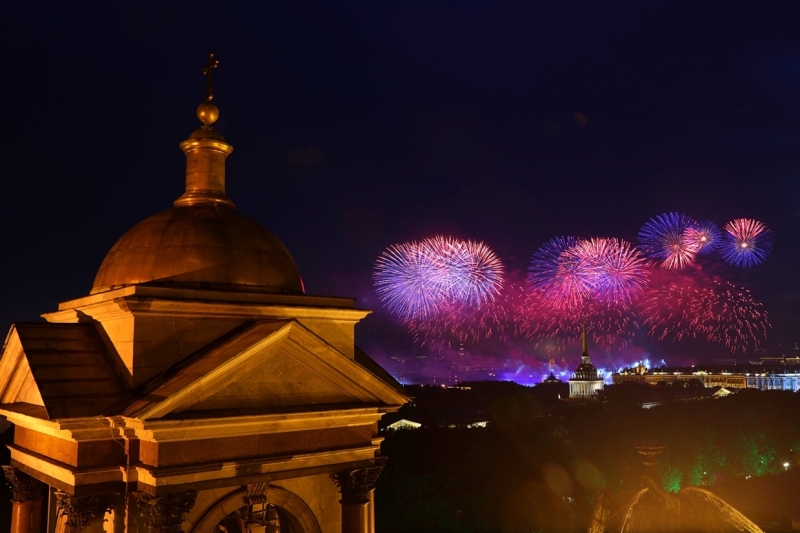 Масочный режим и ограничения: как в Петербурге прошли «Алые паруса» во время ковида