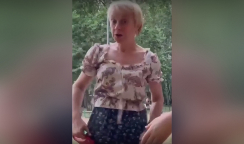 «Мерзость та еще»: женщина избила свою собаку и нахамила очевидцам в Петербурге