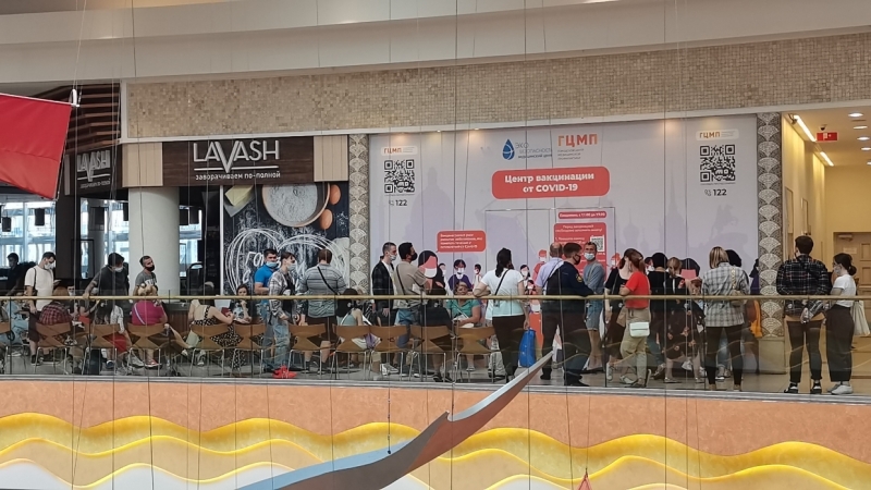 Миссия невыполнима: как заранее записаться на вакцинацию в петербургские ТЦ и поликлиники