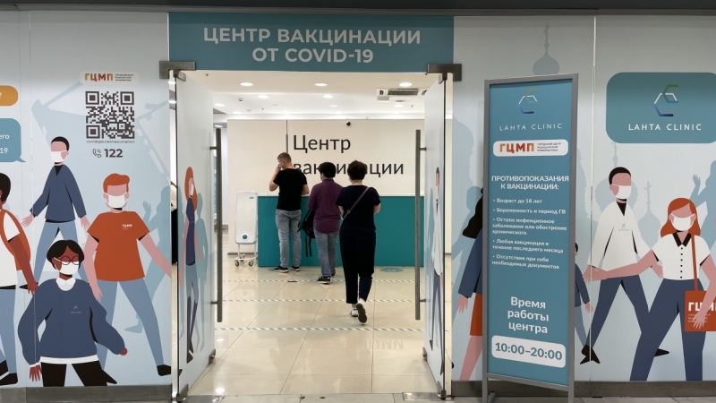 Миссия невыполнима: как заранее записаться на вакцинацию в петербургские ТЦ и поликлиники