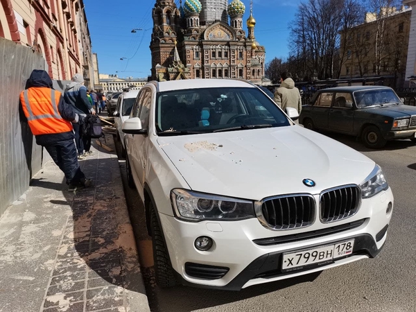 Момент падения забора на десятки машин на Грибоедова попал на видео