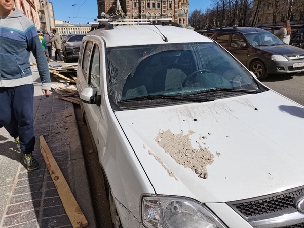 Момент падения забора на десятки машин на Грибоедова попал на видео