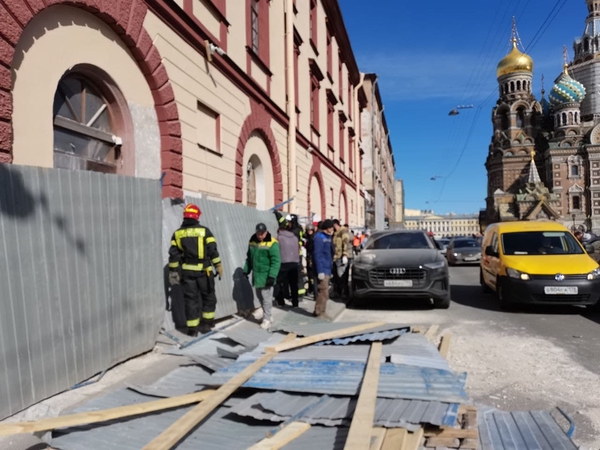 Момент падения забора на десятки машин на Грибоедова попал на видео
