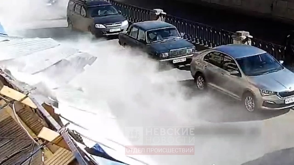 Момент падения забора на десятки машин на Грибоедова попал на видео