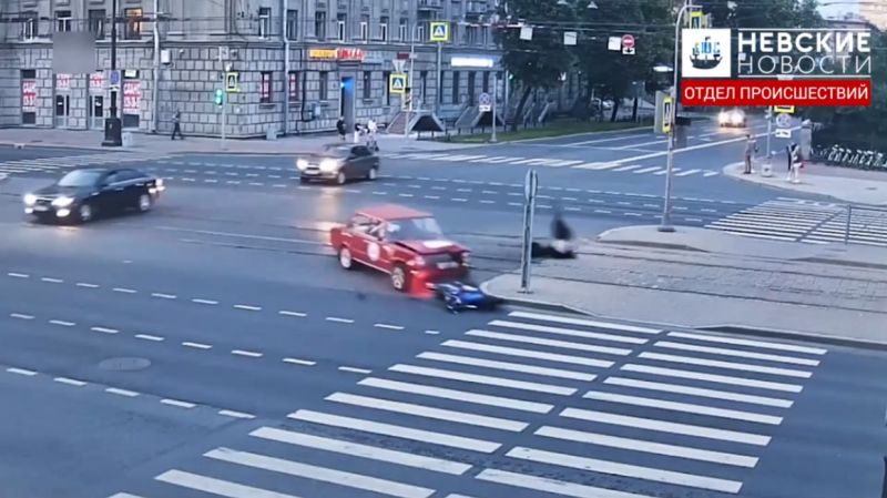 Момент столкновения байкера с «копейкой» на Московском попал на видео