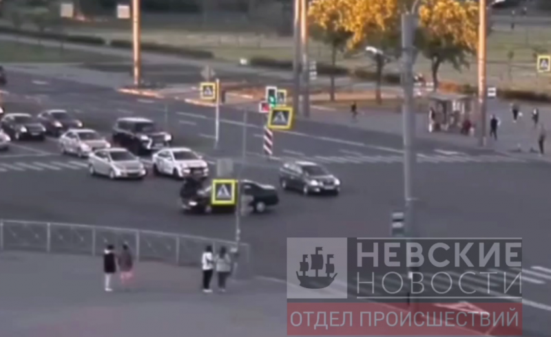 Мотоциклист отлетел на несколько метров после ДТП с легковушкой на Пражской