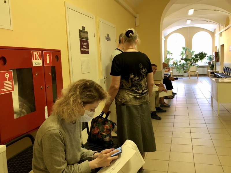 Можно даже беременным: почему петербуржцам не стоит бояться делать прививку от ковида