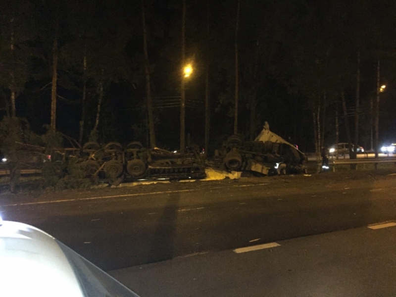 Мурманское шоссе перекрыли после ДТП с фурой