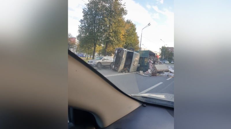 Мусоровоз опрокинулся на Октябрьской набережной, и содержимое оказалось на дороге