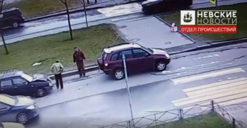 Мужчина на газоне: очевидцы сообщили о ДТП на Маршала Захарова