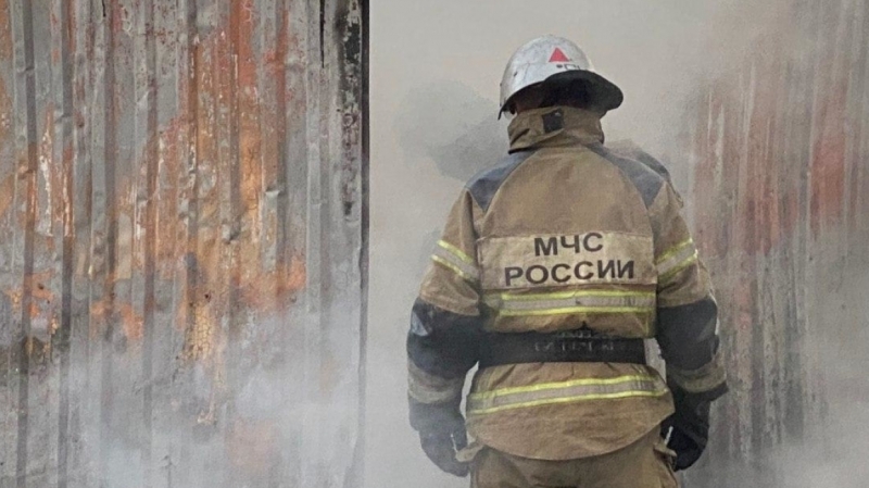 На 2-й Советской пожарные тушат полыхающий ларек с шавермой