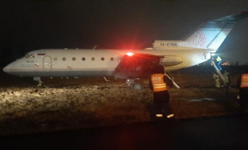 На борту выкатившегося с полосы в Пулково самолета находились шесть человек