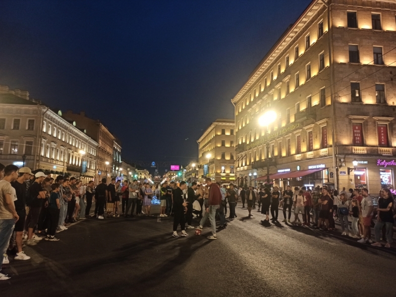 На перекрытом Невском горожане устроили футбол во время «Алых парусов»