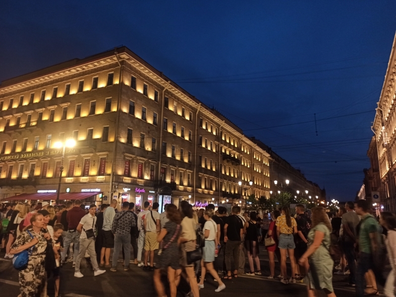 На перекрытом Невском горожане устроили футбол во время «Алых парусов»