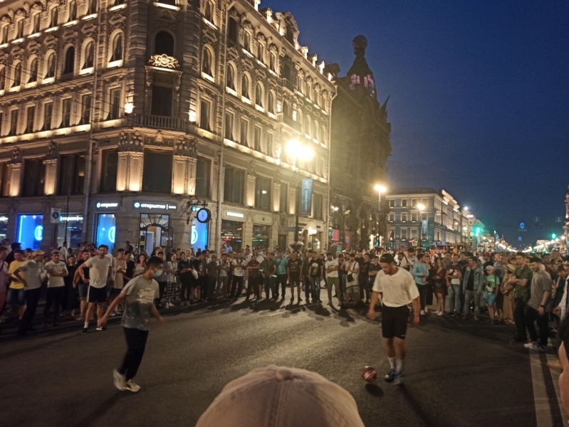 На перекрытом Невском горожане устроили футбол во время «Алых парусов»