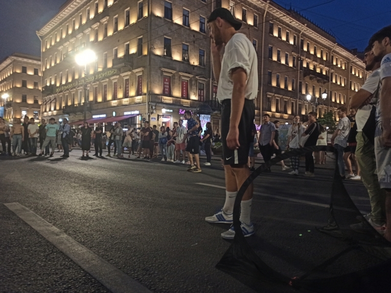 На перекрытом Невском горожане устроили футбол во время «Алых парусов»