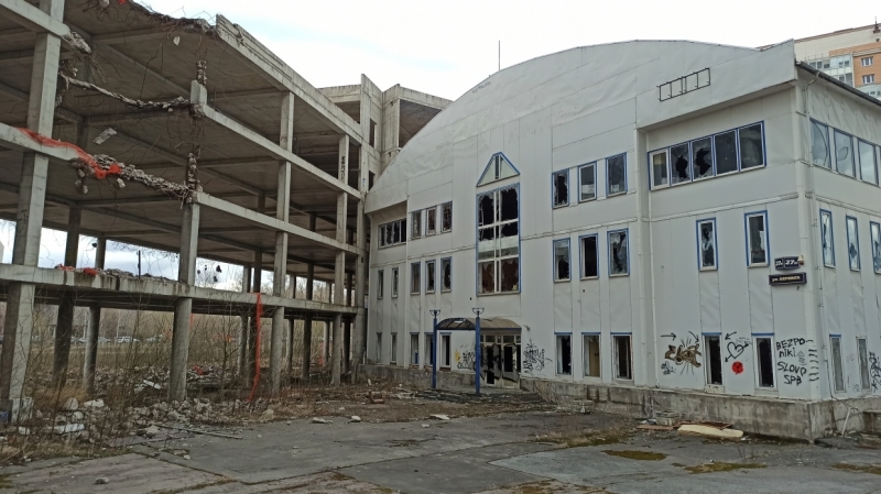 Началось шевеление: на территории долгостроя на Беринга заметили рабочих