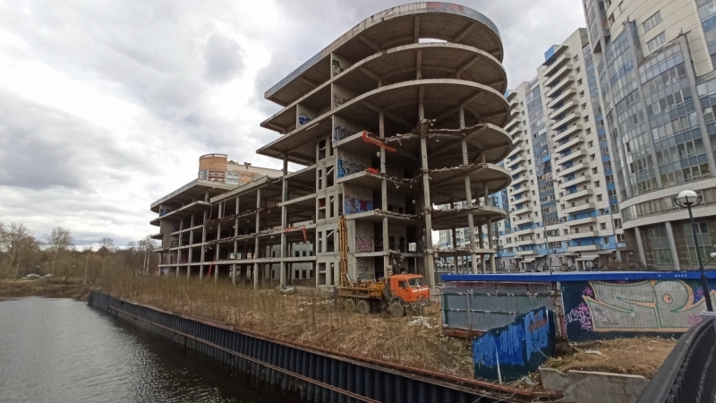 Началось шевеление: на территории долгостроя на Беринга заметили рабочих