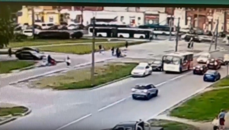 Наезд самокатчика на петербурженку с внуком расследуют в СКР