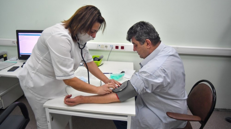 Названы опасные распространенные симптомы, при которых надо срочно бежать к врачу