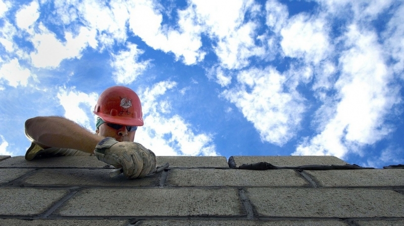 Названы самые высокие зарплаты строителей в Петербурге