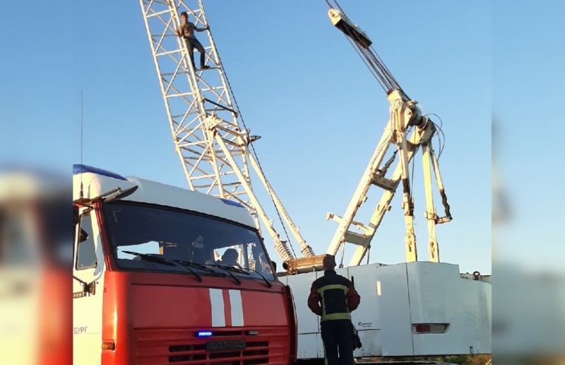 Неадекватный мужчина забрался на строительный кран в Петербурге