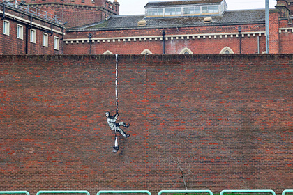 Неизвестные закрасили часть граффити Бэнкси на стене тюрьмы