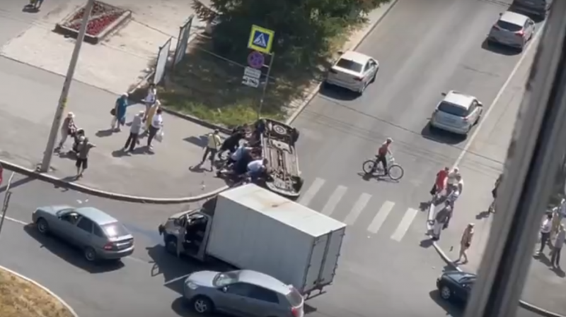 Неравнодушные прохожие поставили на колеса «перевертыш» в Невском районе