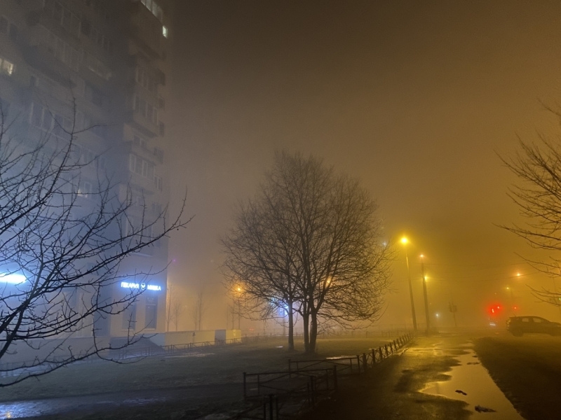 Ночной Петербург окутал густой туман