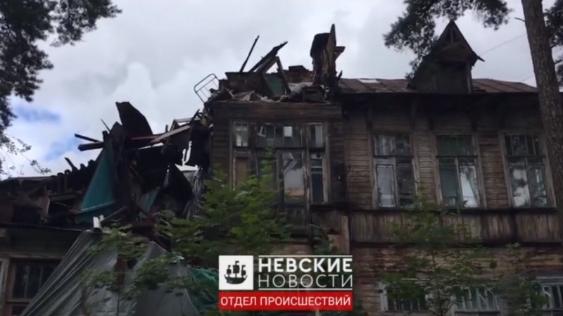 «Очень грустно»: петербуржцы делятся кадрами обрушения дачи Кривдиной